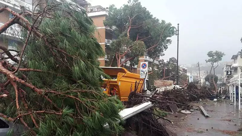 İtalya'daki fırtına ve selde can kaybı 10'a yükseldi